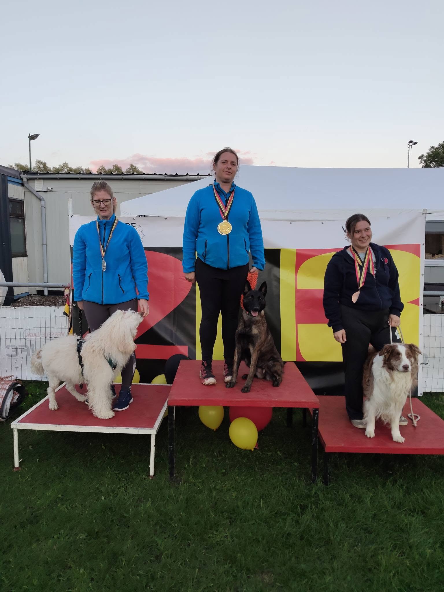 Dogs in Action leden op het podium van het Belgisch Kampioenschap Agility VOE 2026